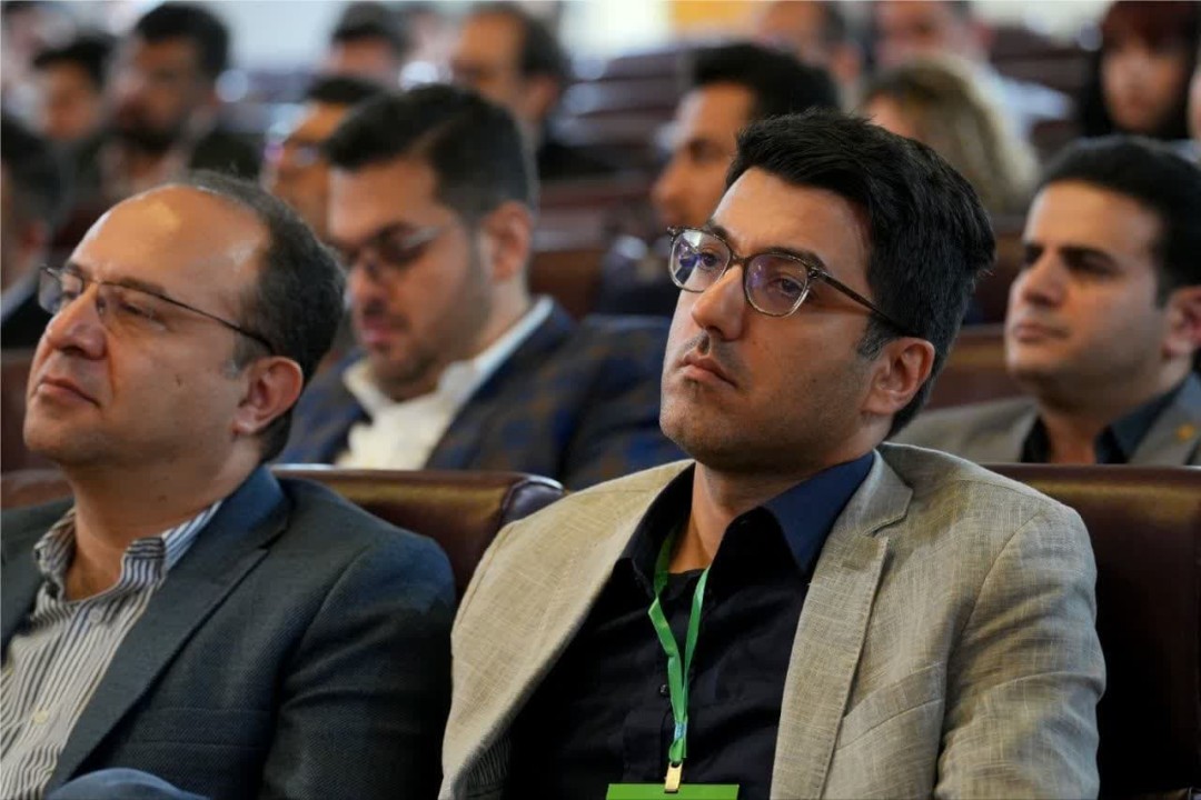 نخبگان حتی اگر به فکر مهاجرت نباشند، مسیر کمریسک کارمندی را در پیش میگیرند