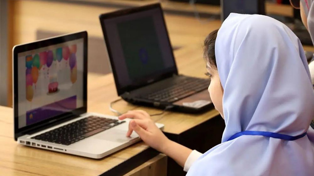 آموزش هوش مصنوعی به ۲۰۰ هزار دانش‌آموز در مدارس آغاز شد