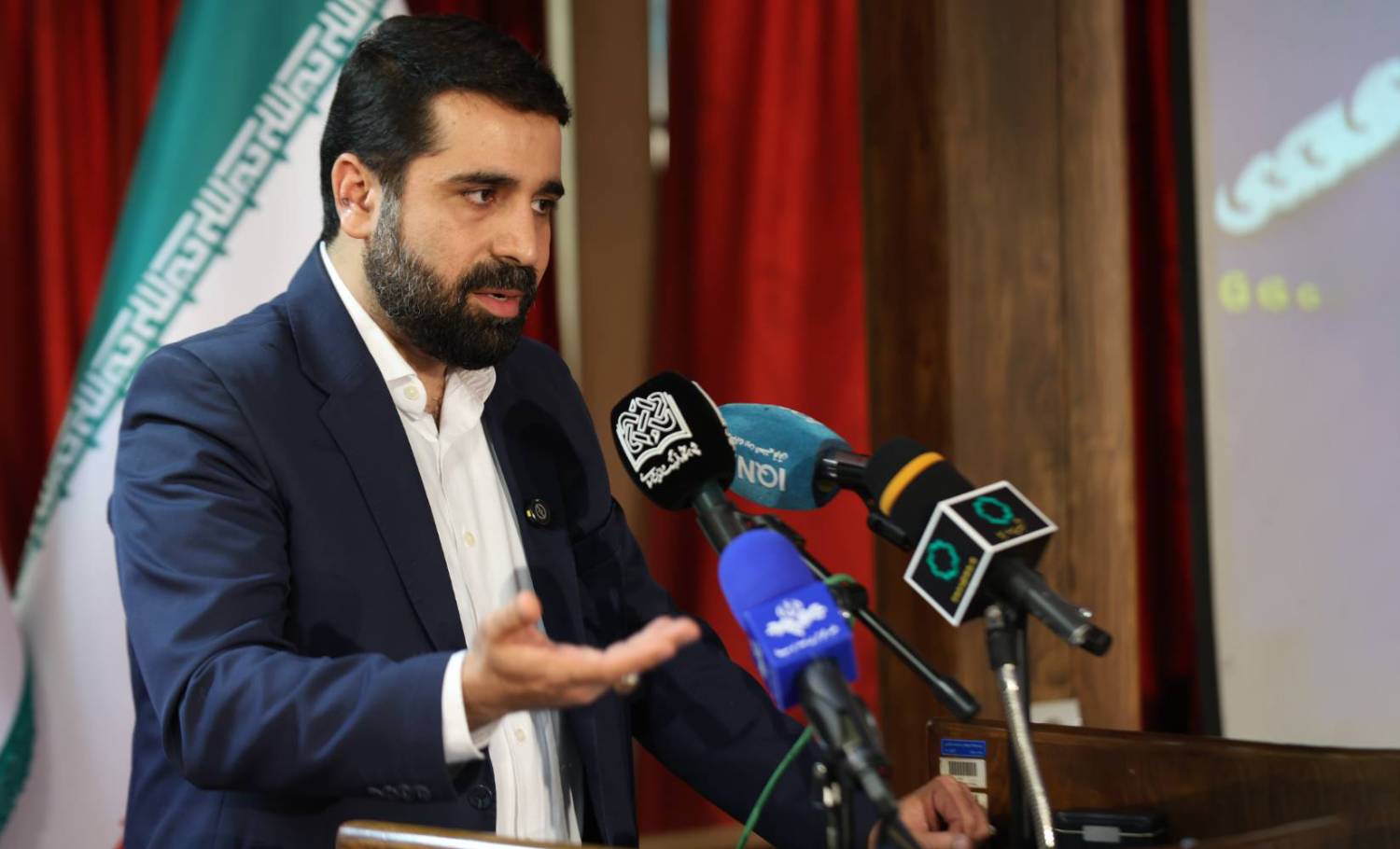 برخی مسئولان در نماز هم دعا میکنند سکوی آمریکایی در ایران فراگیر شود